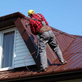 Dachdecker-Generator Arbeitnehmer mit Zerstäuber besprühen malen auf Blech Dach